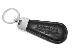 LLAVERO HECHO EN VINIPIEL CON BASE DE ALUMINIO BRILLANTE, TAMAÑO ADECUADO PARA LAS LLAVES DEL VEHICULO, LOGO EN PARTE DELANTERA.