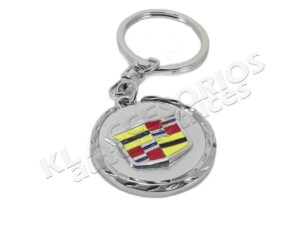 LOGO EN RELIEVE PARTE DELANTERA, PARTE TRASERA LISO, HECHO DE ALUMINIO CON ACABADO BRILLANTE.