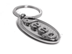 HECHO DE ALUMINIO CON ACABADO BRILLANTE, LETRAS EN 3D DENTRO DE PLACA, LOGO EN AMBOS LADOS.