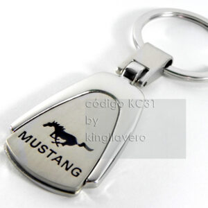 LLAVERO CON FIGURA DE TRAPECIO HECHO DE ALUMINIO, PLACA GRABADA CON LOGO MUSTANG