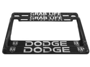 SET DE 2 MARCOS PORTA PLACAS DODGE GRAB THE LIFE BY THE HORNS, TAMAÑO NACIONAL