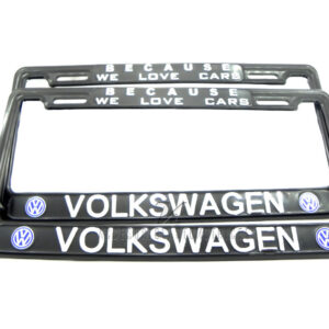 SET DE 2 PORTA PLACAS TAMAÑO NACIONAL EDICION VOLKSWAGEN BECAUSE WE LOVE CARS, LETRAS EN RELIEVE HECHO DE PLASTICO