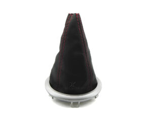 CUBRE POLVOS PALANCA SUZUKI, HECHO DE VINIPIEL CON COSTURAS ROJAS, INCLUYE MARCO COLOR GRIS SATINADO