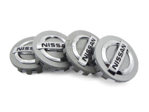 SET CON 4 TAPAS PARA EL CENTRO DEL RIN DE NISSAN VERSA, SENTRA, TIIDA, HECHO DE PLASTICO ABS CON ACABADO GRIS.