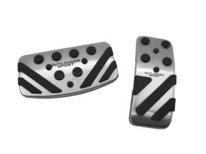 CUBRE PEDALES PARA MITSUBISHI OUTLANDER TRANSMISION AUTOMATICA, HECHOS DE ALUMINIO CON CAUCHO VULCANIZADO, MEJORAN LA ADHERENCIA AL PEDAL Y BRINDAN UNA APARIENCIA DEPORTIVA.