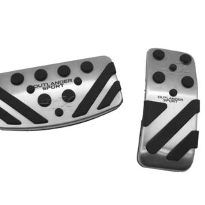 CUBRE PEDALES PARA MITSUBISHI OUTLANDER TRANSMISION AUTOMATICA, HECHOS DE ALUMINIO CON CAUCHO VULCANIZADO, MEJORAN LA ADHERENCIA AL PEDAL Y BRINDAN UNA APARIENCIA DEPORTIVA.