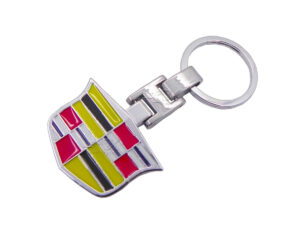 Llavero doble vista Cadillac hecho de aluminio cromado, logo en ambos lados movimiento articulado, diseño elegante y tamaño adecuado para las llaves.