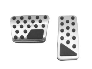 Set de cubre pedales compatibles con Jeep Cherokee 2.4 L y 3.2 L hechos de aluminio con caucho vulcanizado, se instalan facilmente en el mismo lugar donde van los originales sin necesidad de hacer adaptaciones.