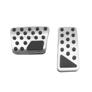 Set de cubre pedales compatibles con Jeep Cherokee 2.4 L y 3.2 L hechos de aluminio con caucho vulcanizado, se instalan facilmente en el mismo lugar donde van los originales sin necesidad de hacer adaptaciones.