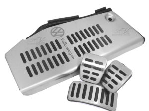 Posapie con grabado laser, cubre pedales en transmision estandar, facil instalacion.