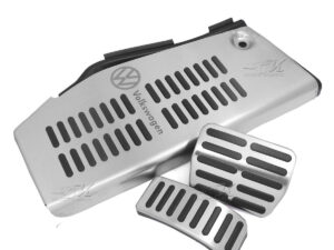 Posapie con grabado laser, cubre pedales en transmision automatica, facil instalacion.