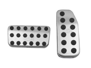 FACIL INSTALACION SOLO SE RETIRAN LAS GOMAS ORIGINALES Y SE COLOCAN ESTOS, HECHOS DE ALUMINIO CON CAUCHO VULCANIZADO, MEJORA LA APARIENCIA INTERIOR DEL VEHICULO Y AYUDA A LA CONDUCCIÓN PORQUE SE ADHIEREN MEJOR AL ZAPATO.