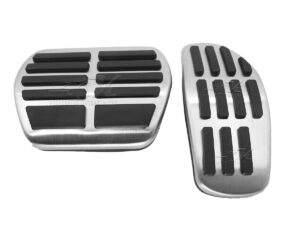 FACIL INSTALACION SOLO SE RETIRAN LAS GOMAS ORIGINALES Y SE COLOCAN ESTOS, HECHOS DE ALUMINIO CON CAUCHO VULCANIZADO, MEJORA LA APARIENCIA INTERIOR DEL VEHICULO Y AYUDA A LA CONDUCCIÓN PORQUE SE ADHIEREN MEJOR AL ZAPATO.