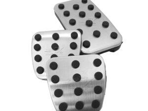 HECHOS DE ALUMINIO CON CAUCHO VULCANIZADO, MEJORA LA ADHERENCIA DEL ZAPATO AL CONDUCIR, INSTALACIÓN SENCILLA SOLO SE RETIRAN LAS GOMAS ORIGINALES Y SE COLOCAN ESTOS NUEVOS EN EL MISMO LUGAR, APARIENCIA DE LUJO EN EL VEHICULO.