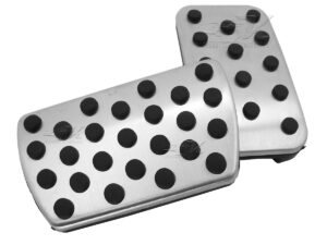 HECHOS DE ALUMINIO CON CAUCHO VULCANIZADO, MEJORA LA ADHERENCIA DEL ZAPATO AL CONDUCIR, INSTALACIÓN SENCILLA SOLO SE RETIRAN LAS GOMAS ORIGINALES Y SE COLOCAN ESTOS NUEVOS EN EL MISMO LUGAR, APARIENCIA DE LUJO EN EL VEHICULO.