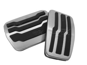 FACIL INSTALACION SOLO SE RETIRAN LAS GOMAS ORIGINALES Y SE COLOCAN ESTOS, HECHOS DE ALUMINIO CON CAUCHO VULCANIZADO, MEJORA LA APARIENCIA INTERIOR DEL VEHICULO Y AYUDA A LA CONDUCCIÓN PORQUE SE ADHIEREN MEJOR AL ZAPATO.