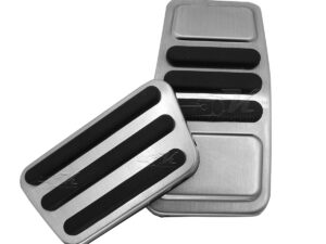 FACIL INSTALACION SOLO SE RETIRAN LAS GOMAS ORIGINALES Y SE COLOCAN ESTOS, HECHOS DE ALUMINIO CON CAUCHO VULCANIZADO, MEJORA LA APARIENCIA INTERIOR DEL VEHICULO Y AYUDA A LA CONDUCCIÓN PORQUE SE ADHIEREN MEJOR AL ZAPATO.