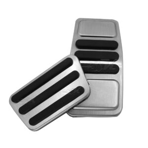 FACIL INSTALACION SOLO SE RETIRAN LAS GOMAS ORIGINALES Y SE COLOCAN ESTOS, HECHOS DE ALUMINIO CON CAUCHO VULCANIZADO, MEJORA LA APARIENCIA INTERIOR DEL VEHICULO Y AYUDA A LA CONDUCCIÓN PORQUE SE ADHIEREN MEJOR AL ZAPATO.