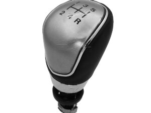 HECHO DE PLÁSTICO CON FORRO VINIPIEL, INCLUYE CINCHO METALICO PARA FIJARLO SOBRE EL TUBO DE LA PALANCA DE VELOCIDADES, 5 VELOCIDADES MÁS REVERSA, PRODUCTO GENÉRICO CON CALIDAD GARANTIZADA.