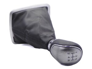 FUNDA CUBRE POLVO HECHA EN VINIPIEL, MARCO ACABADO SATINADO, POMO HECHO DE PLÁSTICO ABS CON ACABADO EN GRIS, FACIL INSTALACIÓN SOLO SE RETIRA EL MARCO ACTUAL Y SE FIJA EN LA MISMA POSICIÓN.