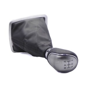 FUNDA CUBRE POLVO HECHA EN VINIPIEL, MARCO ACABADO SATINADO, POMO HECHO DE PLÁSTICO ABS CON ACABADO EN GRIS, FACIL INSTALACIÓN SOLO SE RETIRA EL MARCO ACTUAL Y SE FIJA EN LA MISMA POSICIÓN.