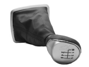 FUNDA CUBRE POLVO HECHA EN VINIPIEL, MARCO ACABADO SATINADO, POMO HECHO DE PLÁSTICO ABS CON ACABADO EN GRIS, FACIL INSTALACIÓN SOLO SE RETIRA EL MARCO ACTUAL Y SE FIJA EN LA MISMA POSICIÓN.