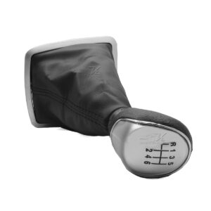 FUNDA CUBRE POLVO HECHA EN VINIPIEL, MARCO ACABADO SATINADO, POMO HECHO DE PLÁSTICO ABS CON ACABADO EN GRIS, FACIL INSTALACIÓN SOLO SE RETIRA EL MARCO ACTUAL Y SE FIJA EN LA MISMA POSICIÓN.