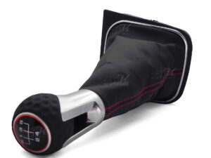 MARCO PLASTICO CON MOLDURA CROMADA, CUBREPOLVO EN VINIPIEL CON COSTURAS ROJO, POMO DE PALANCA DE VELOCIDADES TIPO PELOTA DE GOLF TIPO GLI