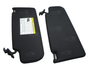 Forrado en Plástico, con espejo de vanidad en ambos lados, no incluye foco, producto original.