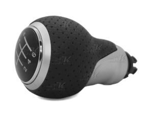 FORRO EN VINIPIEL ACABADO CALADO, ALUMINIO SATINADO, 6 VELOCIDADES MAS REVERSA, INCLUYE CINCHO METALICO PARA SU INSTALACIÓN SOBRE EL TUBO DE LA PALANCA.