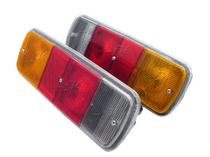 Hecho de Acrilico, base trasera, listo para instalarse, cumple con las especificaciones del vehículo.