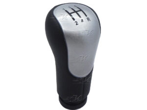 Compatible con todos los vehículos Ford Ikon Fiesta 2008 a 2015. Forro en Vinipiel hecho de plástico. Se instala de la misma manera que la original. No incluye el adaptador.