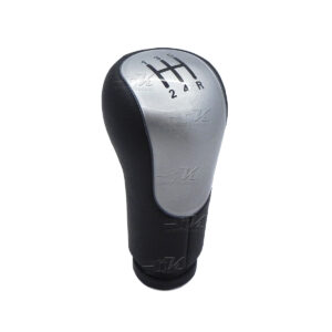 Compatible con todos los vehículos Ford Ikon Fiesta 2008 a 2015. Forro en Vinipiel hecho de plástico. Se instala de la misma manera que la original. No incluye el adaptador.