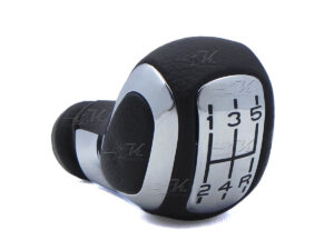 Compatible con todos los vehículos Peugeot, Rifter, Partner. Hecho de plástico ABS con cubierta en aluminio y forro en vinipiel. Instalación es igual que la original.