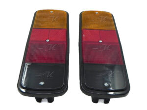 Hecho de Acrilico, base trasera, listo para instalarse, cumple con las especificaciones del vehículo.