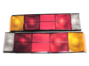 HECHO DE ACRILICO, CUMPLE CON LAS ESPECIFICACIONES ORIGINALES DEL VEHICULO.