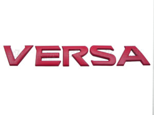 EMBLEMA VERSA EN COLOR ROJO FABRICADO EN METAL, MÁXIMA DURACIÓN Y ACABADOS DE CALIDAD, SE PEGAN SOBRE LA SUPERFICIE PREVIAMENTE LIMPIA.