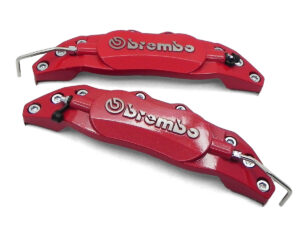 Set que incluye 2 cubre calipers fabricados en aluminio con logo Brembo en relieve y terminado cepillado, la más alta calidad, solo se instalan con silicón de alta temperatura.