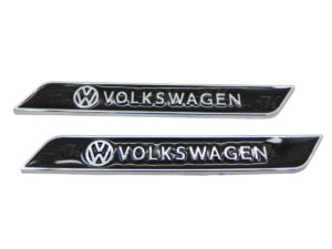 Incluye 2 emblemas fabricados en metal que se pueden instalar en las salpicaderas del vehículo, acabado de lujo super resistentes a climas extremos, solo se adhieren limpiando previamente la superficie.