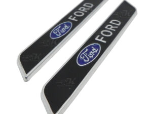 Incluye 2 emblemas fabricados en metal que se pueden instalar en las salpicaderas del vehículo, acabado de lujo super resistentes a climas extremos, solo se adhieren limpiando previamente la superficie.