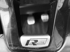 Emblema para la parte inferior del centro del volante, fabricado en metal con adhesivo para su instalación, accesorio para dar una mejor apariencia al volante.