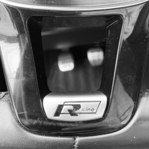 Emblema para la parte inferior del centro del volante, fabricado en metal con adhesivo para su instalación, accesorio para dar una mejor apariencia al volante.