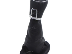 Vista frontal con inclinación a la derecha con el producto simulando estar instalado de la funda cubre polvo de palanca de velocidades compatible con Volkswagen Gol, no incluye marco circular. Cumple con las especificaciones originales del vehículo.