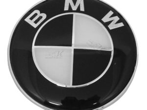 Emblema para cofre en color blanco con negro para BMW, mide 82 mm de diametro, fabricado en plástico con adherente para su instalación.