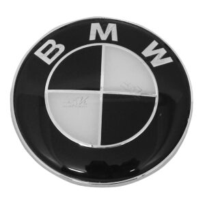 Emblema para cofre en color blanco con negro para BMW, mide 82 mm de diametro, fabricado en plástico con adherente para su instalación.
