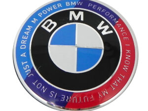 Emblema para cofre edición performance para BMW, mide 82 mm de diametro, fabricado en plástico con adherente para su instalación.