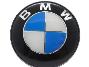 Emblema para cofre en color azul con negro para BMW, mide 82 mm de diametro, fabricado en plástico con adherente para su instalación.