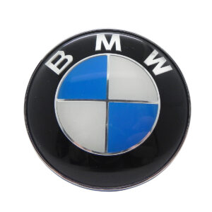 Emblema para cofre en color azul con negro para BMW, mide 82 mm de diametro, fabricado en plástico con adherente para su instalación.