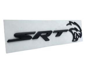 Emblema Premium Metalico con adhesivo para su instalación, color rojo, fácil instalación y acabado de lujo.