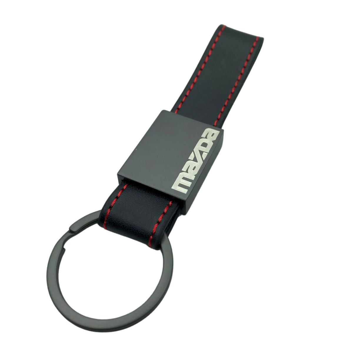 Piel Genuina de Alta Calidad: Fabricado con la mejor piel de cuero para garantizar durabilidad y un tacto suave. Un accesorio premium que mejora con el tiempo. Diseño Deportivo y Sofisticado: Las costuras rojas cosidas a mano aportan un toque vibrante, deportivo y distintivo, haciendo juego perfecto con el espíritu dinámico de tu Cadillac Escalade Lyriq, CT4, CT5, XT4, XT5. Grabado Láser de Precisión: Ofrecemos grabado láser para que puedas personalizar tu llavero con tu nombre, iniciales, o el modelo de tu coche Cadillac. El grabado es permanente y de alta definición.